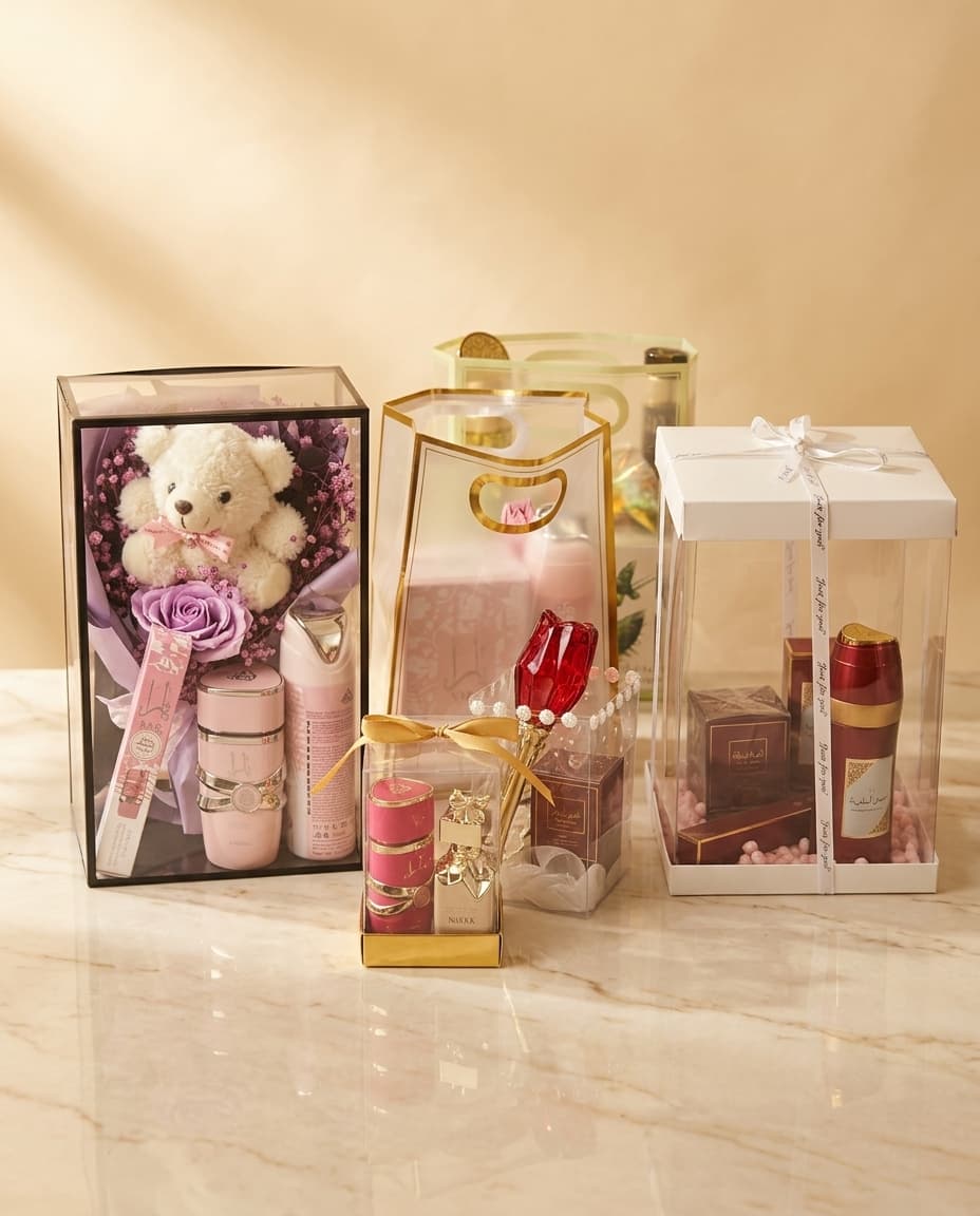 Fertig gebundene Geschenkboxen von OrientGlanz: Rosen, Teddy, Parfüm und Kristallrose auf Marmor
